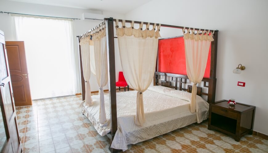 Overview of the room with a canopy bed